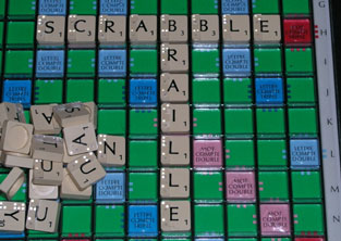 Die W�rter Scrabble und Braille auf dem Spielbrett